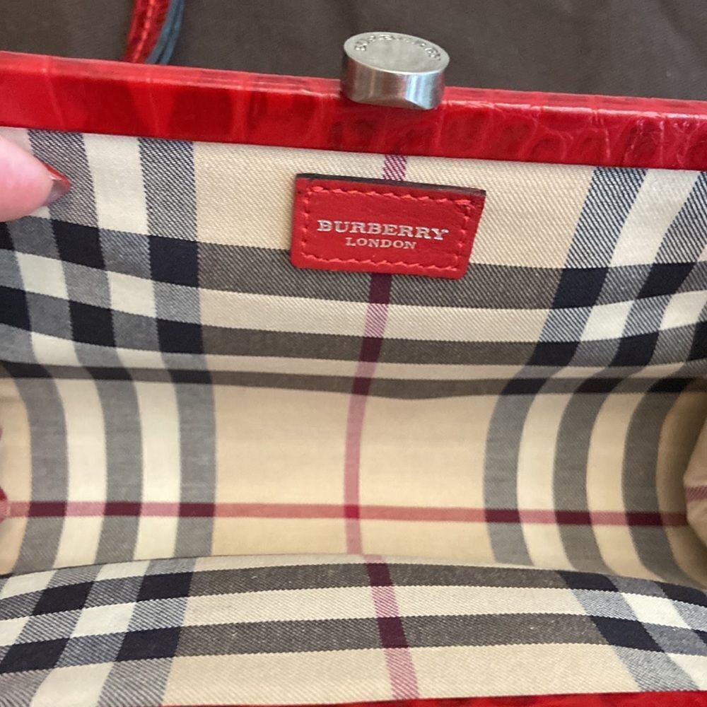 Burberry Vintage clasp wristlet red leather impeccable condition - Picture 4 of 13